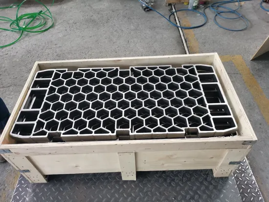 Plateau de base moulé, la grille intermédiaire, la colonne, le tube entretoise